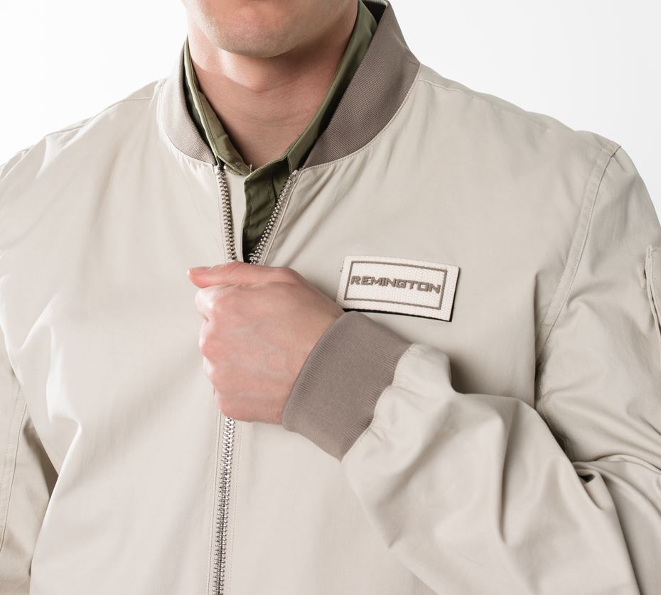 Как выбрать мужскую куртку-бомбер: сравниваем модели Remington Stripe Beige и Barcelona Beige