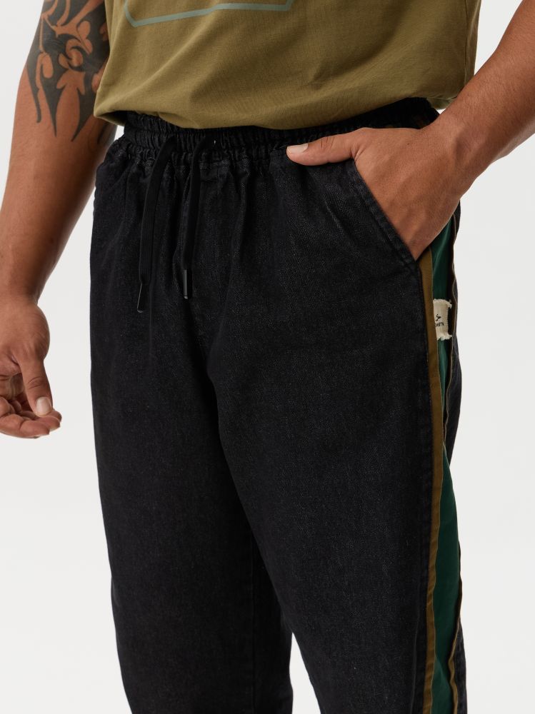 Узнайте, какие брюки подойдут для уличного стиля и активной жизни.